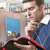 En man läser i en bibel i en bokhandel