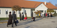 Jehovah’s Getuigen die een Koninkrijkszaal binnengaan