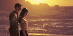 砂浜を歩く夫婦