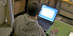 En tonårskille som tittar på pornografi på internet