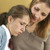 Uma mãe a consolar a filha adolescente