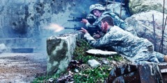 Soldats en tenue de camouflage en pleine fusillade au cours de combats.