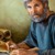 En l’antiguitat, un home escrivint versicles bíblics