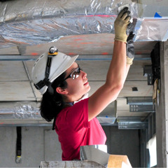 Uma voluntária trabalhando na construção