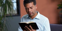 En mann leser Bibelen