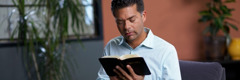 Žmogus skaito Bibliją