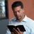 Egy férfi Bibliát olvas