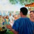 Een man die tijdens de opstanding in een paradijs op aarde wordt verwelkomd door familie en vrienden