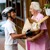 Egy tizenéves fiú segít egy idős néninek vinni a bevásárlótasakját