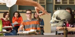 Estudantes do ensino médio aprendendo sobre a evolução