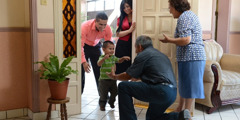 Un couple amène son petit garçon visiter ses grands-parents