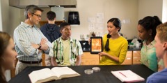 Uma adolescente Testemunha de Jeová explicando sua crença na criação para os colegas de classe