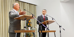 Stephen Lett fent un discurs bíblic i ajudat per un traductor local
