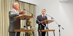 Stephen Lett duke mbajtur një fjalim biblik me ndihmën e një përkthyesi vendës