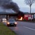 Scena di un incidente con un’auto in fiamme su un’autostrada francese