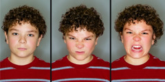 En tonårskilles ansiktsuttryck visar att han är: 1. lugn; 2. missnöjd; 3. arg.