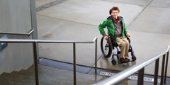 Chlapec upoutaný na invalidní vozík