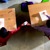 Egy fiú dolgozatírás közben átad egy papírt az osztálytársának a pad alatt