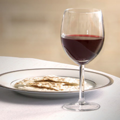 Mayasız ekmek ve kırmızı şarap