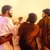 Исус подава чаша с вино на двама от апостолите си