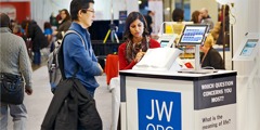 جناح شهود يهوه في معرض تورونتو الدولي للكتاب الذي أُقيم في تشرين الثاني (‏نوفمبر)‏ ٢٠١٤