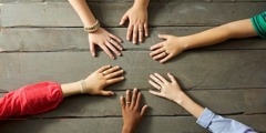 Six mains gauches de jeunes, chacune avec un anneau à un doigt