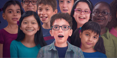 Un grupo de niños mira hacia delante y sus caras reflejan muchas y diferentes emociones