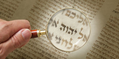 Le Tétragramme écrit sur un vieux manuscrit est vu à travers une loupe