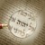 Le Tétragramme écrit sur un vieux manuscrit est vu à travers une loupe