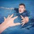 En mann som holder på å drukne, strekker seg mot en utstrakt hånd