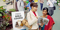 Jehovan todistaja kertoo naiselle Raamatusta