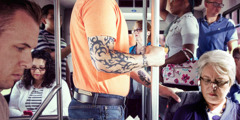 一名男子手上有纹身