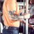 Човек с тетоважама на рукама