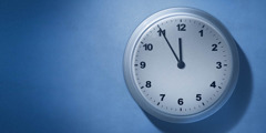 Et ur på en væg viser at klokken næsten er tolv