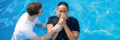 Um jovem sendo batizado.