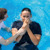Мужчину крестят, полностью погружая в воду.