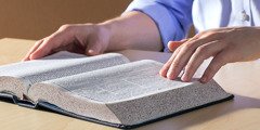 Ett Jehovas vittne läser Bibeln
