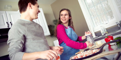 Un băiat și sora lui fac împreună pizza