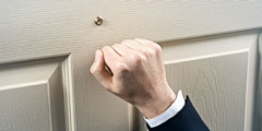 Ett Jehovas vittne knackar på en dörr.