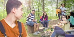 A un jove li estan oferint alcohol en un pícnic