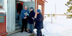 Dy Dëshmitarë të Jehovait po i predikojnë një burri në një zonë të thellë të veriut