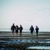 Jehovan todistajia kävelemässä kolmeen Halligenin saareen Pohjanmeren pohjaa pitkin