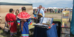Stenda me literaturë në gjuhët indigjene amerikane në evenimentin «Një portë drejt kombeve»