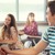 Eine Teenagerin flirtet im Klassenzimmer mit einem Jungen