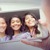 Drei Mädchen posieren für ein Selfie