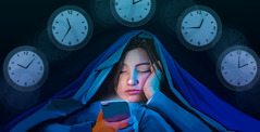 Dívka se v noci dívá na svůj účet na sociální síti ke sdílení fotek