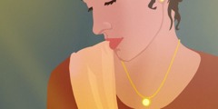 Žena má na krku náhrdelník