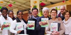 Testigos de Jehová de París participan en una campaña especial para dar a conocer su esperanza bíblica durante la conferencia sobre el cambio climático