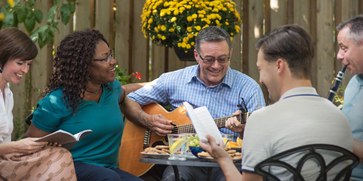 Stéphane Wallace Turcotte plays the guitar