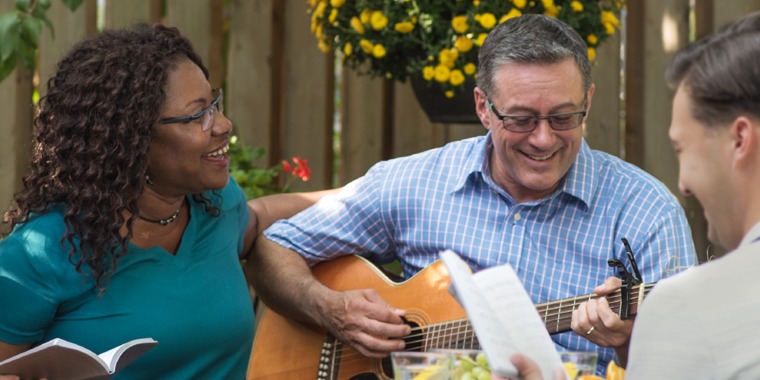 Stéphane Wallace Turcotte plays the guitar